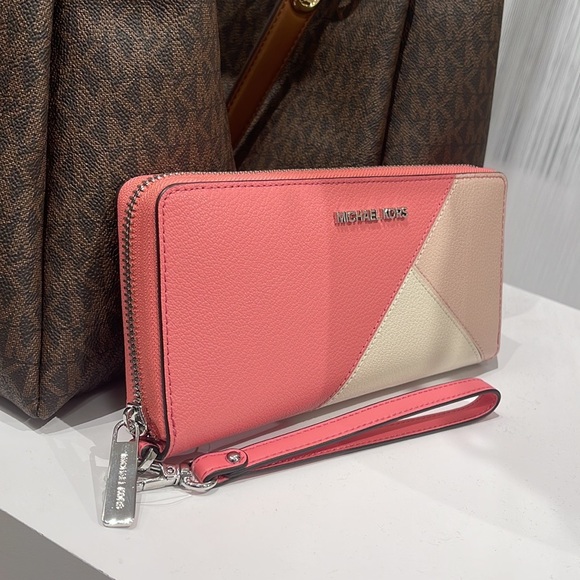 MICHAEL KORS LARGE TRAVEL CONTINENTAL WRISTLET WALLET PHONEHOLDER Tea Rose Multi - Picture 2 of 16